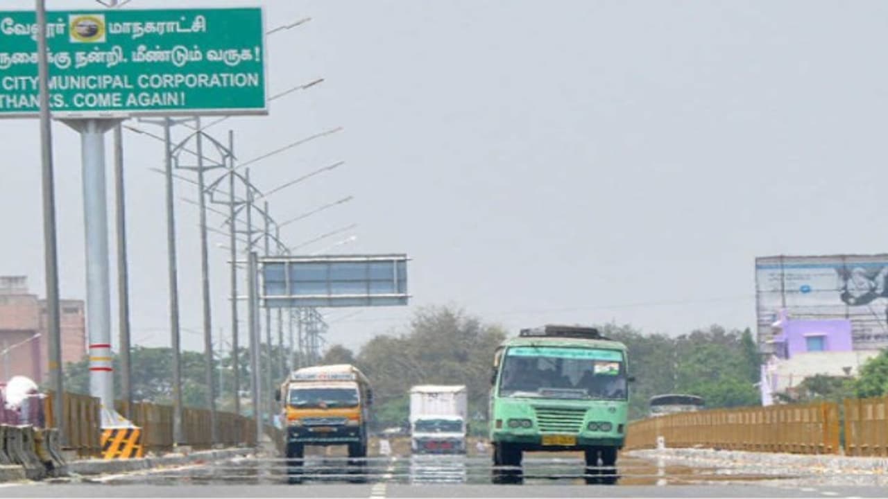 வேலூரை சுட்டெரித்தது வெயில்...106 டிகிரி செல்சியஸ் பதிவாகியதால் மக்கள் அச்சம்.. வேலூரை சுட்டெரித்தது வெயில்...106 டிகிரி செல்சியஸ் பதிவாகியதால் மக்கள் அச்சம்..