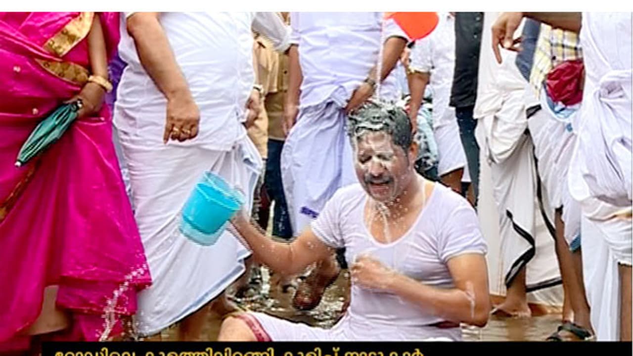 റോഡ് പുഴയായി, ഒടുവില് കുളിച്ച് പ്രതിഷേധം റോഡ് പുഴയായി, ഒടുവില് കുളിച്ച് പ്രതിഷേധം