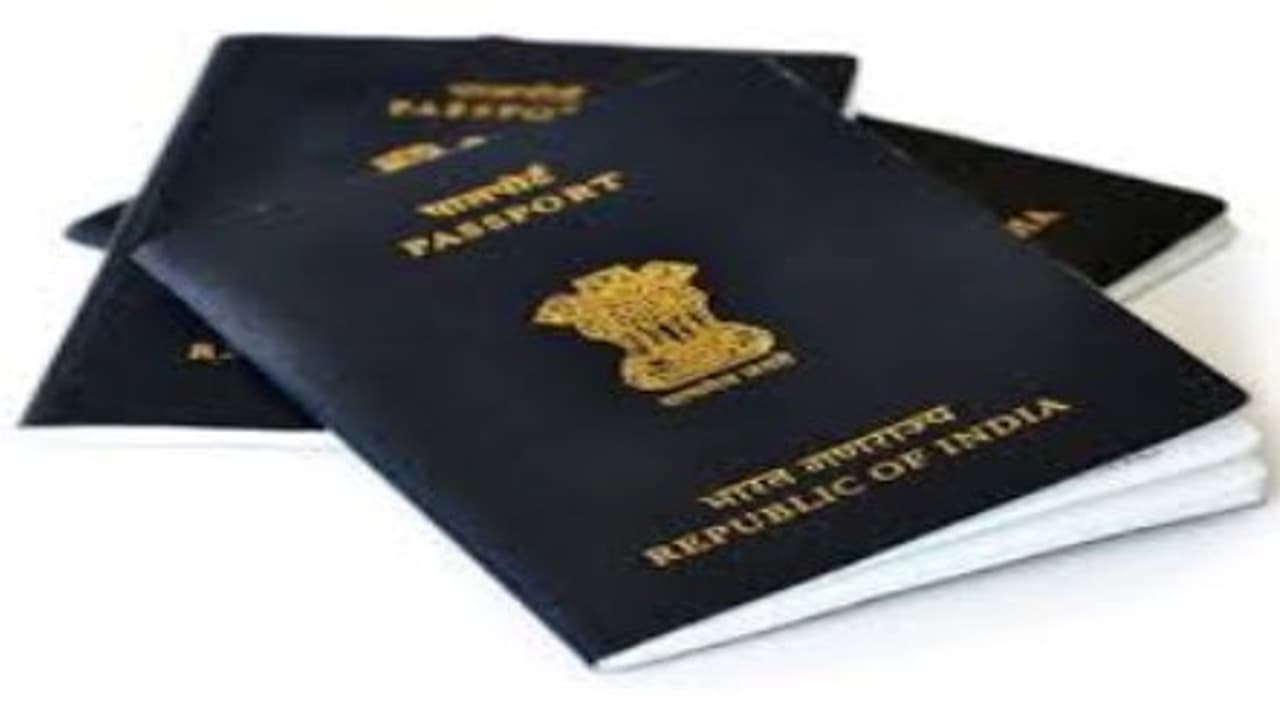பாஸ்போர்ட்களில் இனி ஹிந்தி மொழியும் இடம்பெறும்… பரபரப்பை ஏற்படுத்தியுள்ள சுஷ்மா சுவராஜின் அறிவிப்பு…. பாஸ்போர்ட்களில் இனி ஹிந்தி மொழியும் இடம்பெறும்… பரபரப்பை ஏற்படுத்தியுள்ள சுஷ்மா சுவராஜின் அறிவிப்பு….
