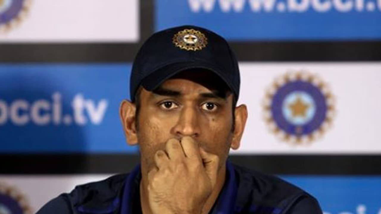 വിജയത്തിന്റെ പടിവാതിലില് നിന്നുള്ള ആ തോല്വി ധോണിയെ തകര്ത്തുകളഞ്ഞു വിജയത്തിന്റെ പടിവാതിലില് നിന്നുള്ള ആ തോല്വി ധോണിയെ തകര്ത്തുകളഞ്ഞു