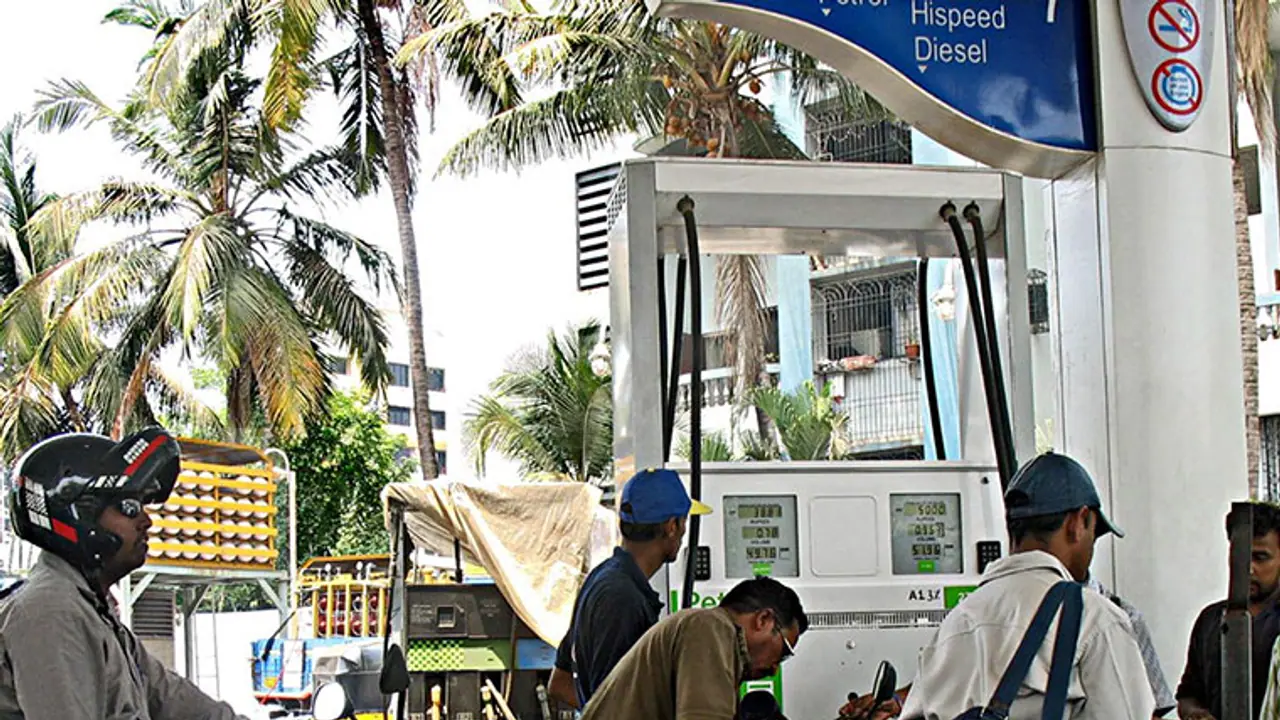 ಬಂಕ್'ಗಳಲ್ಲಿ ದುಡ್ಡು ಕೊಟ್ಟರೆ ಮಾತ್ರ ಪೆಟ್ರೋಲ್: ಕಾರ್ಡ್ ಸ್ವೀಕರಿಸಲ್ಲ ಬಂಕ್'ಗಳಲ್ಲಿ ದುಡ್ಡು ಕೊಟ್ಟರೆ ಮಾತ್ರ ಪೆಟ್ರೋಲ್: ಕಾರ್ಡ್ ಸ್ವೀಕರಿಸಲ್ಲ