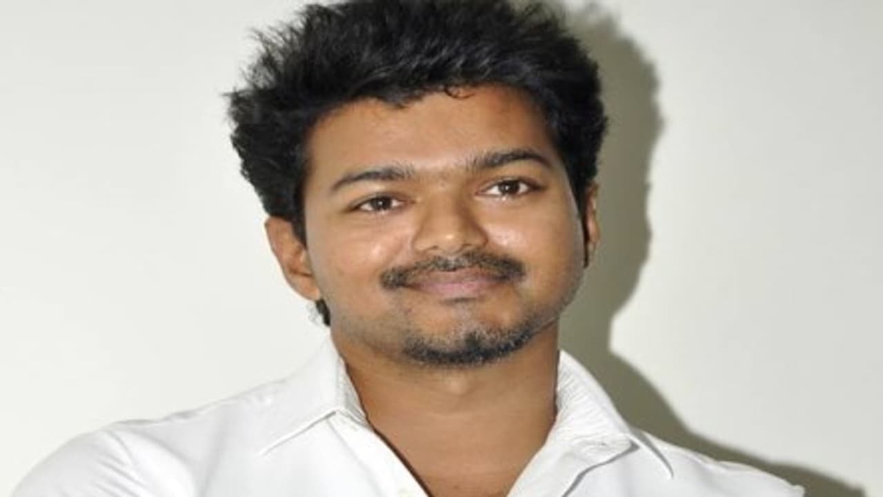 நண்பனை திட்டு வாங்க வைக்கும் விஜய்... எப்படி தெரியுமா...? நண்பனை திட்டு வாங்க வைக்கும் விஜய்... எப்படி தெரியுமா...?