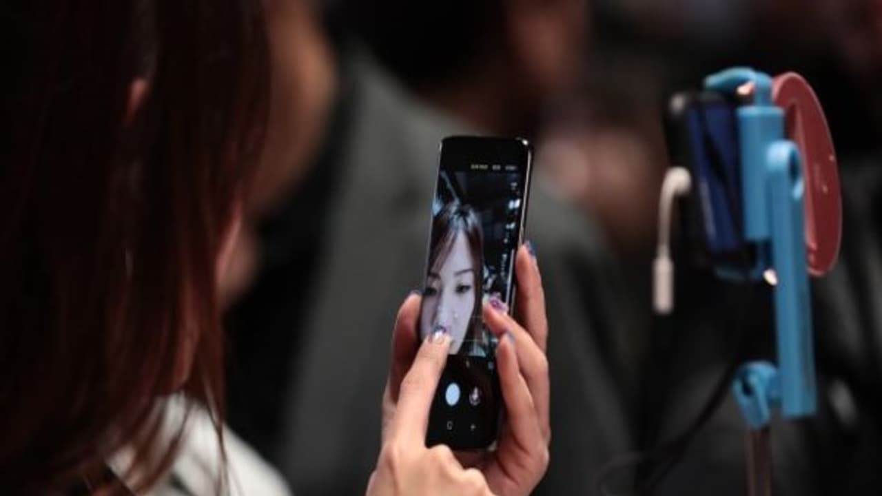 அம்மாடியோவ்! ஐந்து கேமராக்களுடன் அறிமுகமாகும் அட்டகாசமான ஸ்மார்ட் போன்! எந்த நிறுவனம் தயாரிக்கிறது தெரியுமா? அம்மாடியோவ்! ஐந்து கேமராக்களுடன் அறிமுகமாகும் அட்டகாசமான ஸ்மார்ட் போன்! எந்த நிறுவனம் தயாரிக்கிறது தெரியுமா?