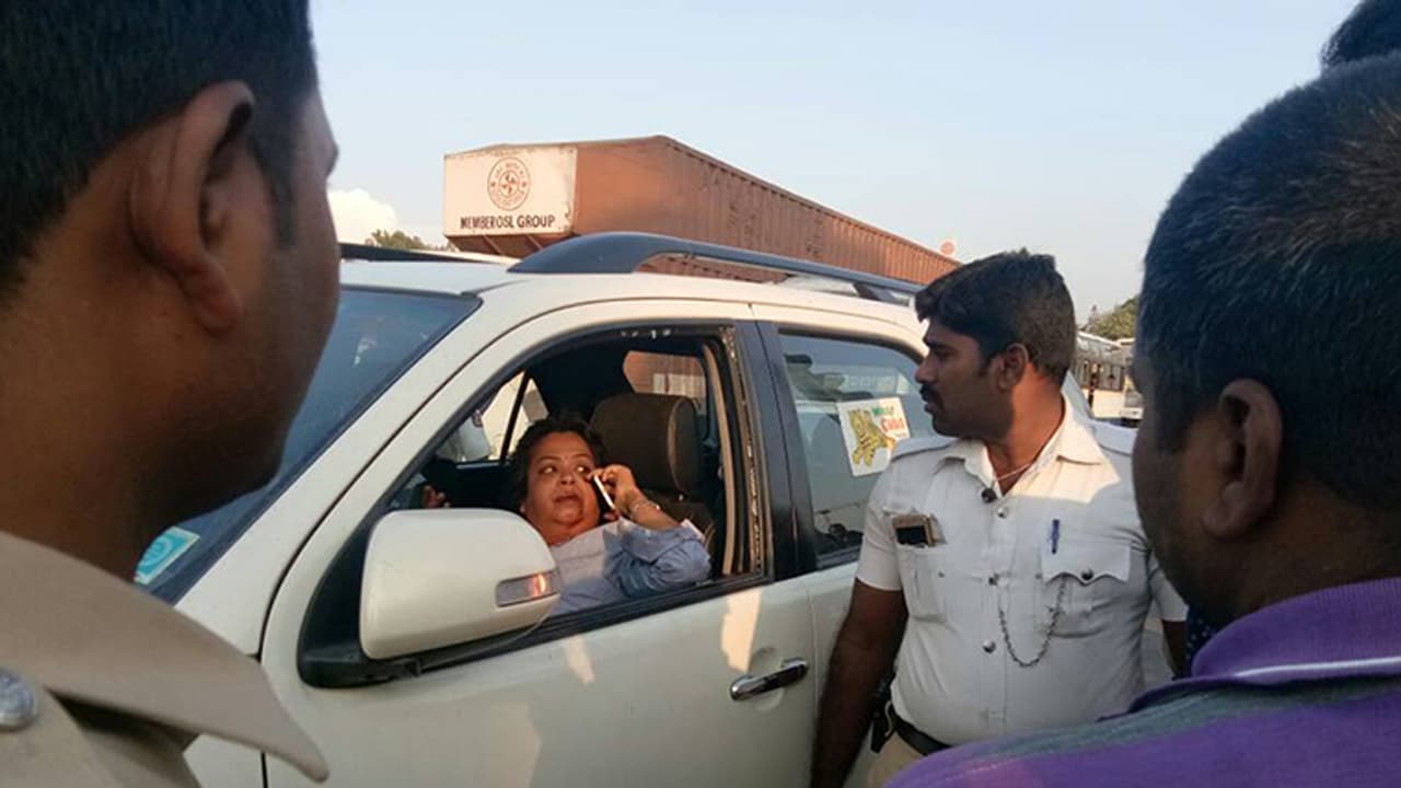 ಸಿನಿಮೀಯ ರೀತಿ ಬೆನ್ನಟ್ಟಿಪತಿಗೇ ಗುಂಡಿಕ್ಕಿದ ಪತ್ನಿ! ಸಿನಿಮೀಯ ರೀತಿ ಬೆನ್ನಟ್ಟಿಪತಿಗೇ ಗುಂಡಿಕ್ಕಿದ ಪತ್ನಿ!