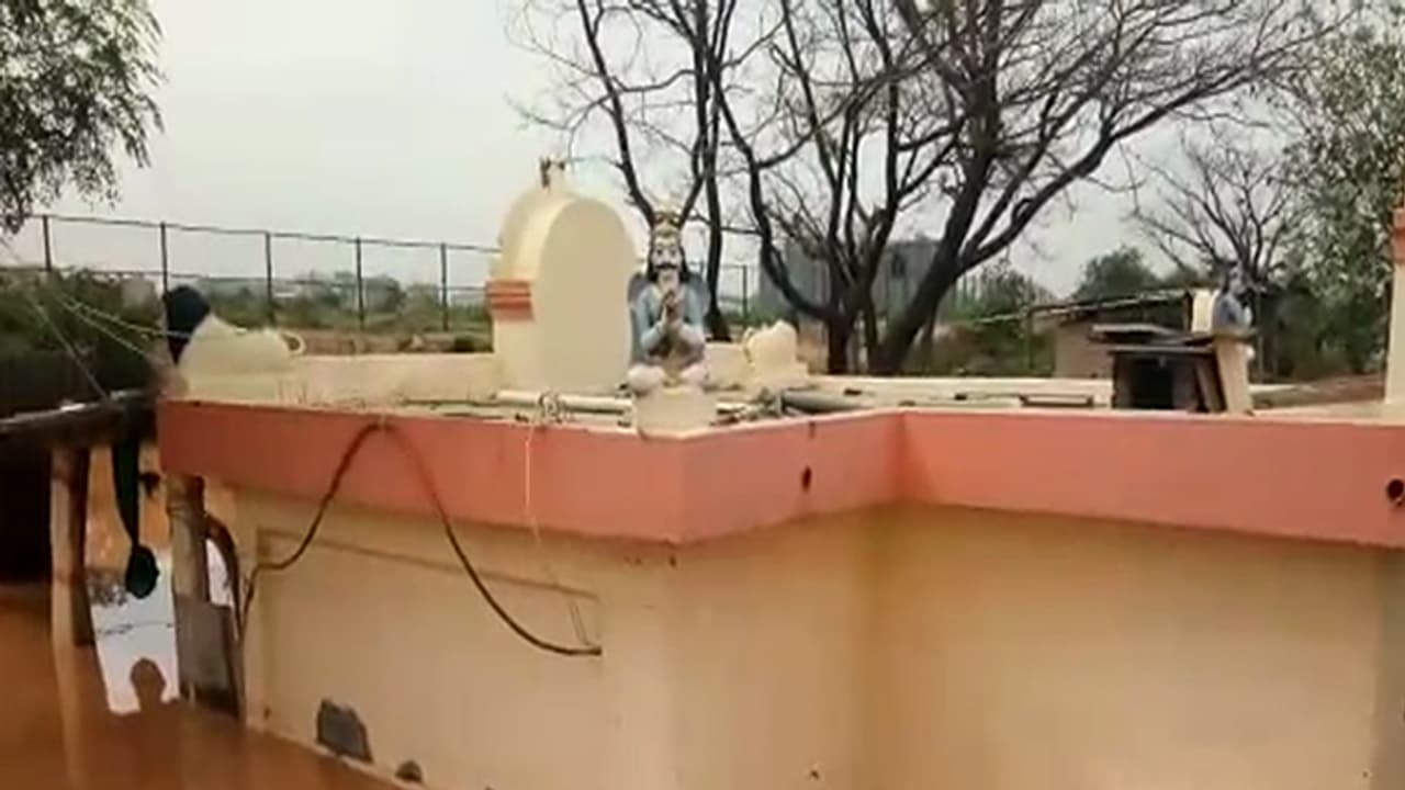 ಬೆಳ್ಳಂದೂರಿನ ದುಗ್ಗಲಮ್ಮ ದೇಗುಲ ಜಲಾವೃತ ಬೆಳ್ಳಂದೂರಿನ ದುಗ್ಗಲಮ್ಮ ದೇಗುಲ ಜಲಾವೃತ