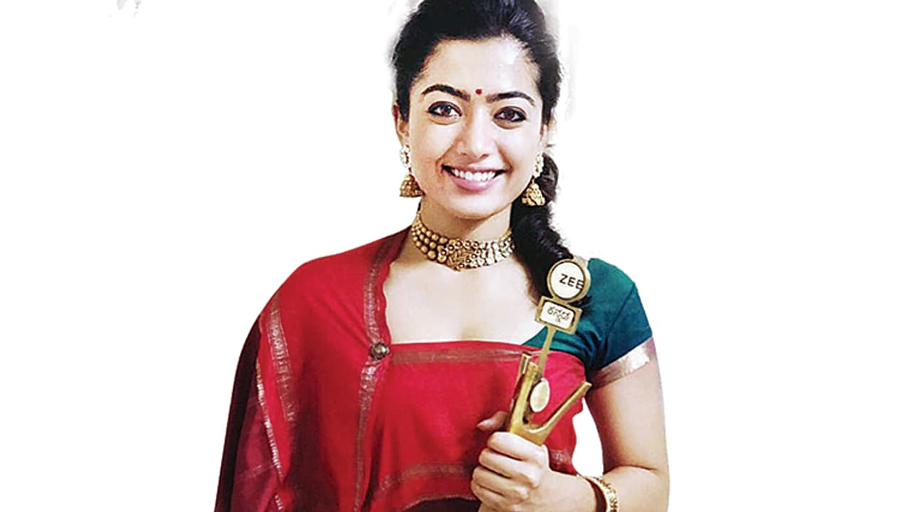 ಅಜ್ಜಿಯ ಸೀರೆಯುಟ್ಟು ಸಂಭ್ರಮಿಸಿದ ರಶ್ಮಿಕಾ ಮಂದಣ್ಣ; 61 ವರ್ಷದಷ್ಟು ಹಳೆಯದಾದ ಸೀರೆಯಲ್ಲಿ ಕಂಗೊಳಿಸಿದ ಚೆಲುವೆ ಅಜ್ಜಿಯ ಸೀರೆಯುಟ್ಟು ಸಂಭ್ರಮಿಸಿದ ರಶ್ಮಿಕಾ ಮಂದಣ್ಣ; 61 ವರ್ಷದಷ್ಟು ಹಳೆಯದಾದ ಸೀರೆಯಲ್ಲಿ ಕಂಗೊಳಿಸಿದ ಚೆಲುವೆ