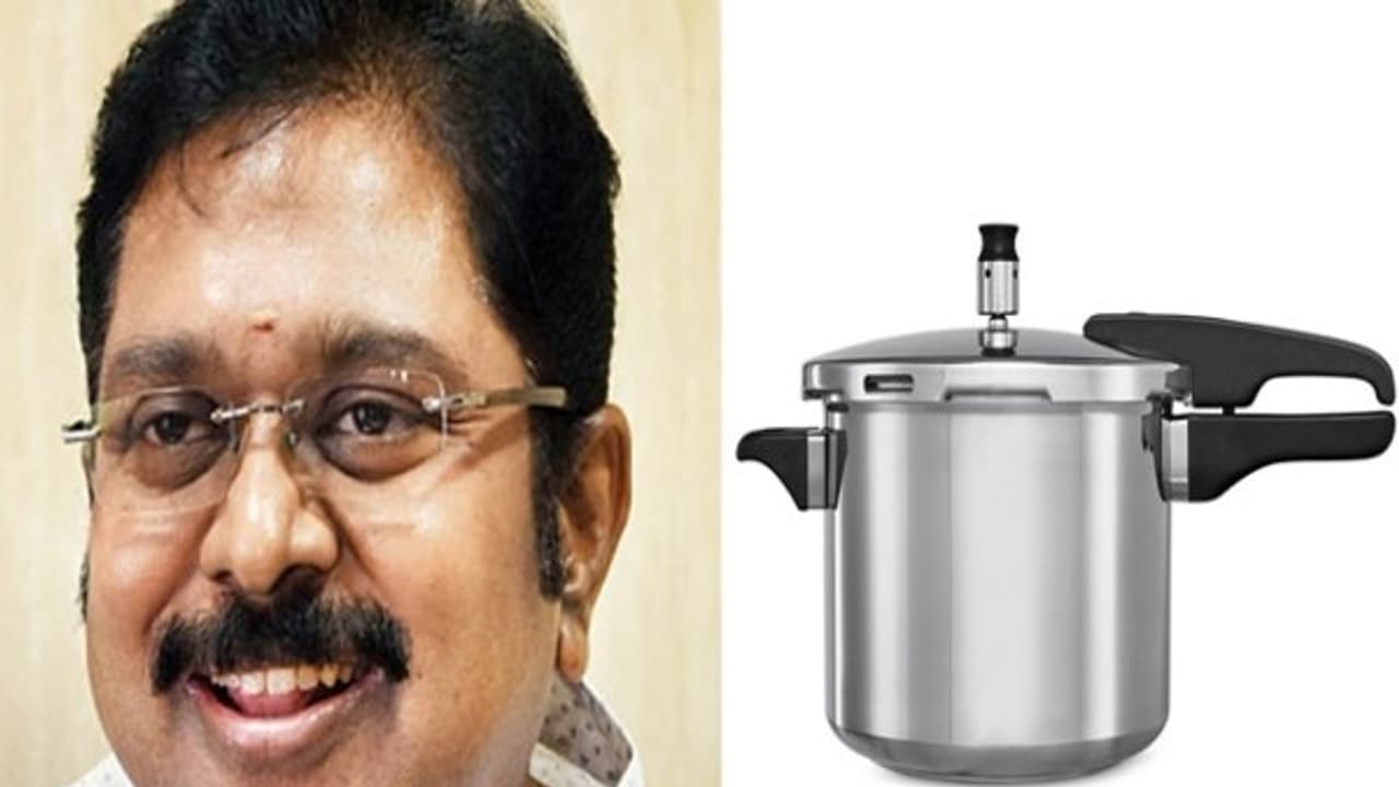 தினகரனுக்கு குக்கர் சின்னத்தை ஒதுக்குங்க.. தேர்தல் ஆணையத்துக்கு நீதிமன்றம் அதிரடி உத்தரவு தினகரனுக்கு குக்கர் சின்னத்தை ஒதுக்குங்க.. தேர்தல் ஆணையத்துக்கு நீதிமன்றம் அதிரடி உத்தரவு