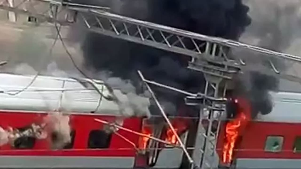 ഓടിക്കൊണ്ടിരിക്കവേ രാജധാനി എക്സപ്രസ് ട്രെയിനിന്റെ നാല് കോച്ചുകള്ക്ക് തീപിടിച്ചു ഓടിക്കൊണ്ടിരിക്കവേ രാജധാനി എക്സപ്രസ് ട്രെയിനിന്റെ നാല് കോച്ചുകള്ക്ക് തീപിടിച്ചു