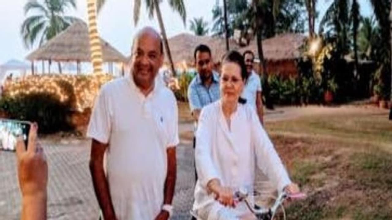 மோடி மட்டும்தான் ரோட்டோர கடையில் காபி குடித்து செல்ஃபி எடுப்பாரா? களத்தில் இறங்கிய சோனியா! மோடி மட்டும்தான் ரோட்டோர கடையில் காபி குடித்து செல்ஃபி எடுப்பாரா? களத்தில் இறங்கிய சோனியா!