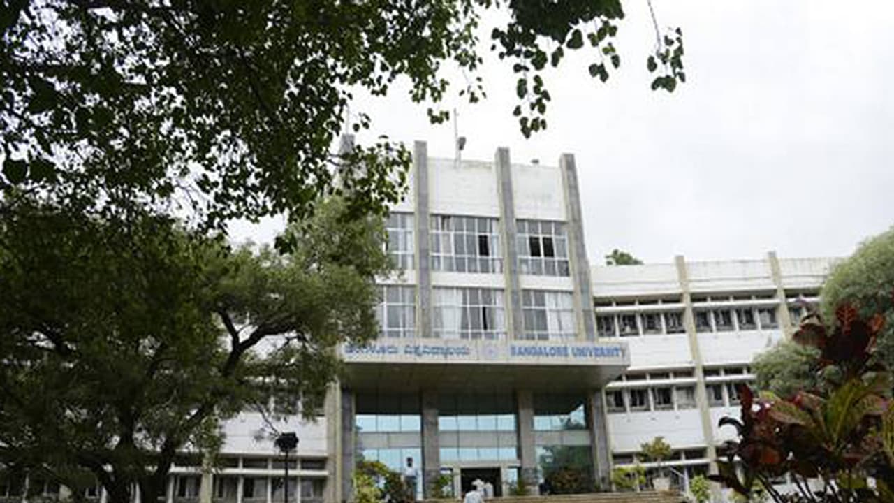 ಬಯಲಾಯ್ತು ಬೆಂಗಳೂರು ವಿವಿ ಕರ್ಮಕಾಂಡ; ಪರೀಕ್ಷಾ ವಿಶೇಷಾಧಿಕಾರಿ ರಾಜಿನಾಮೆ ಬಯಲಾಯ್ತು ಬೆಂಗಳೂರು ವಿವಿ ಕರ್ಮಕಾಂಡ; ಪರೀಕ್ಷಾ ವಿಶೇಷಾಧಿಕಾರಿ ರಾಜಿನಾಮೆ