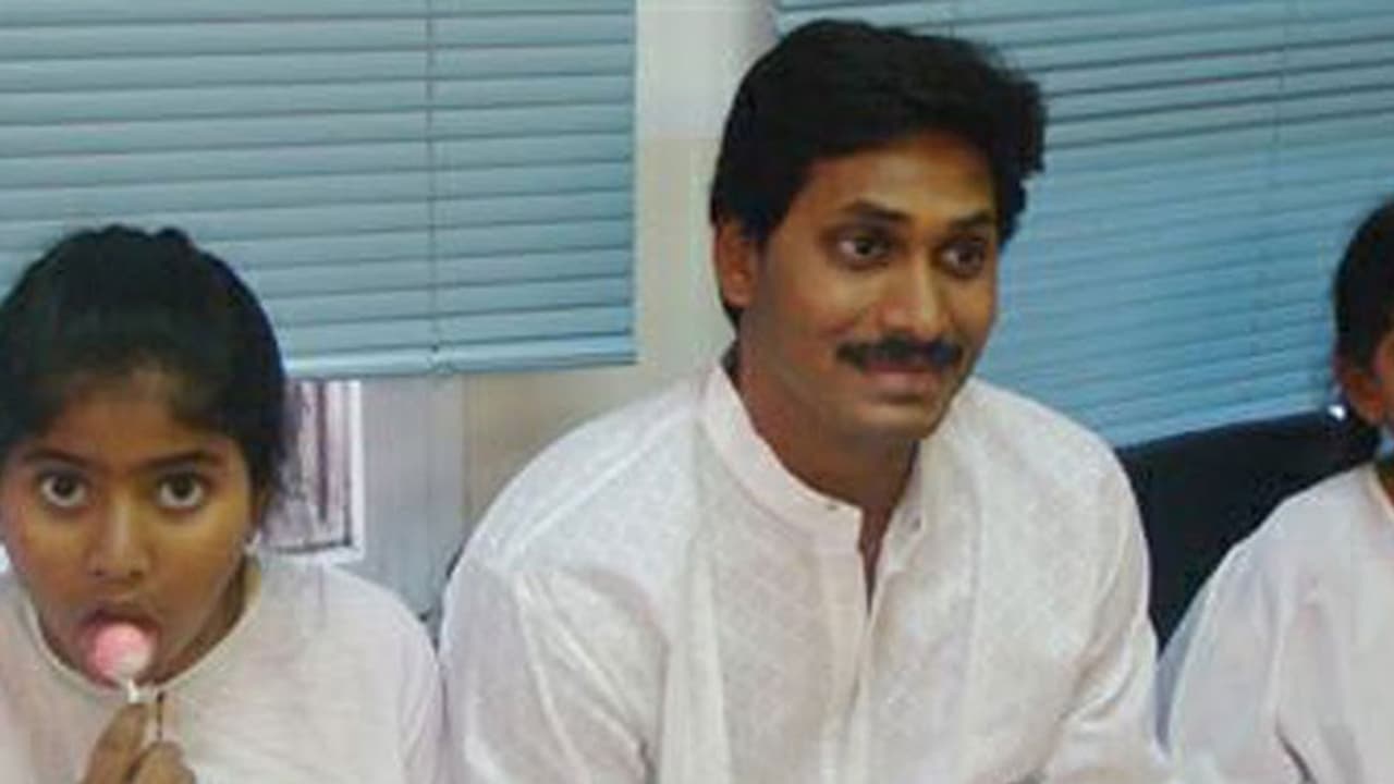 లండన్ స్కూల్లో చేరుతున్న జగన్ కూతురు లండన్ స్కూల్లో చేరుతున్న జగన్ కూతురు