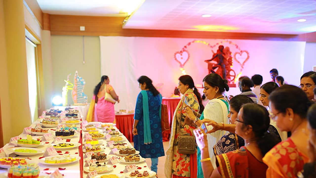 ഹൃദയ മാതൃകയിൽ 150 ഇനം ഡസേർട്ടുണ്ടാക്കി ഏഷ്യൻ ബുക്ക് ഒാഫ് റെക്കോഡ് ഹൃദയ മാതൃകയിൽ 150 ഇനം ഡസേർട്ടുണ്ടാക്കി ഏഷ്യൻ ബുക്ക് ഒാഫ് റെക്കോഡ്