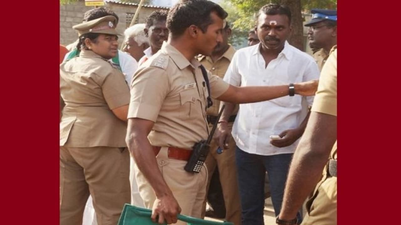 ரயில் மறியல் போராட்டத்தில் மண்ணெண்ணெய் கேனுடன் வந்தவரால் பரபரப்பு! எச்சரித்து அனுப்பிய போலீஸ்! ரயில் மறியல் போராட்டத்தில் மண்ணெண்ணெய் கேனுடன் வந்தவரால் பரபரப்பு! எச்சரித்து அனுப்பிய போலீஸ்!