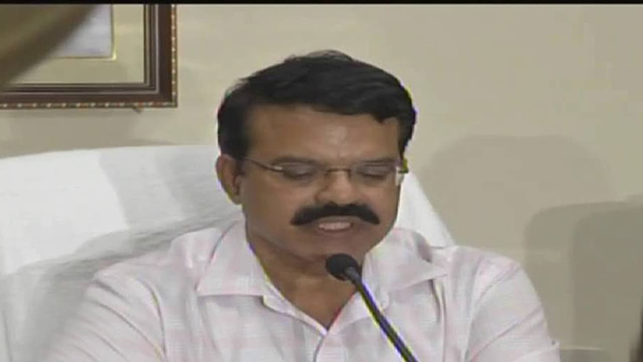 మేడ్చల్ కలెక్టర్ ఎంవి రెడ్డికి విషమ పరీక్ష మేడ్చల్ కలెక్టర్ ఎంవి రెడ్డికి విషమ పరీక్ష