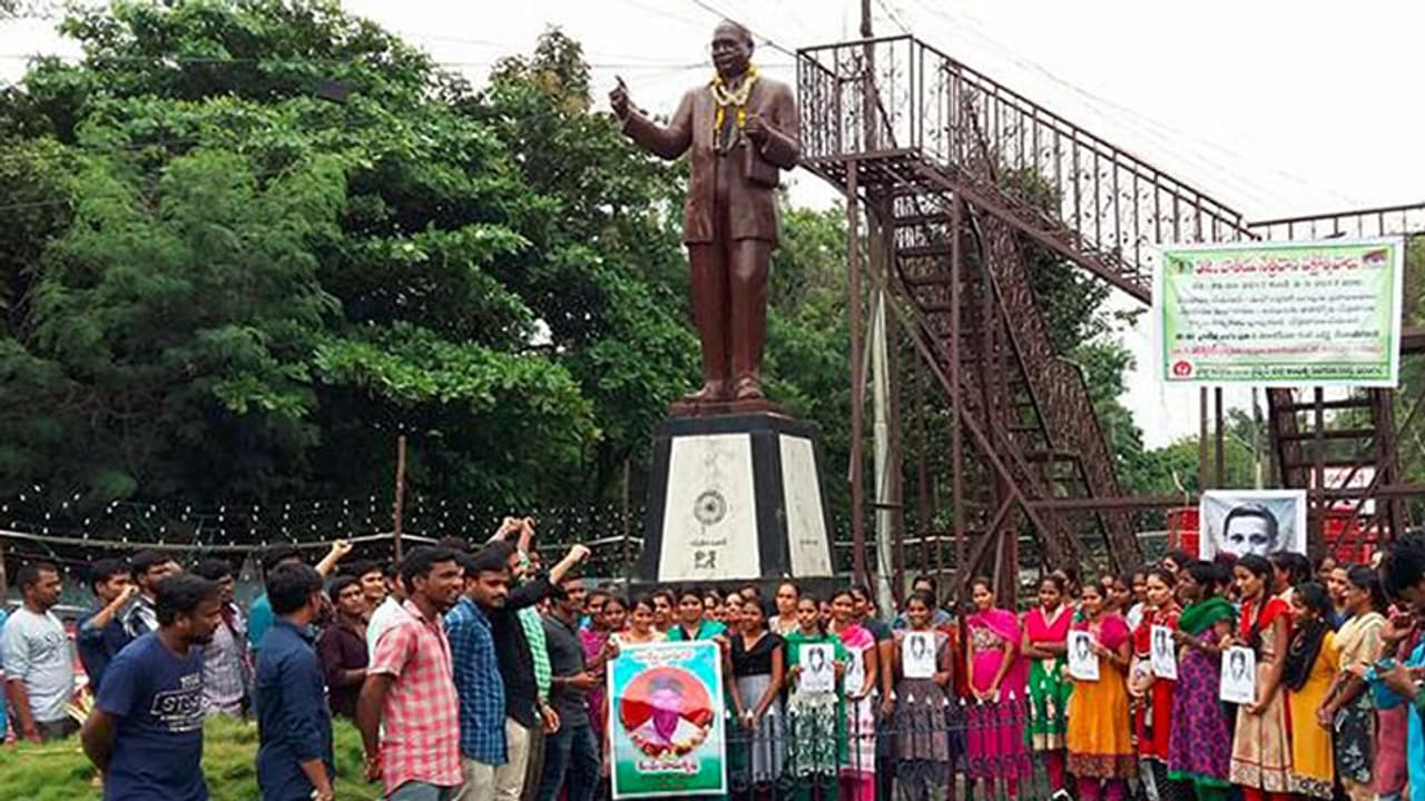 సుప్రీంకోర్టుకు తాకిన తెలంగాణ డిఎస్సీ అభ్యర్థుల గోడు (ఫొటోలు) సుప్రీంకోర్టుకు తాకిన తెలంగాణ డిఎస్సీ అభ్యర్థుల గోడు (ఫొటోలు)