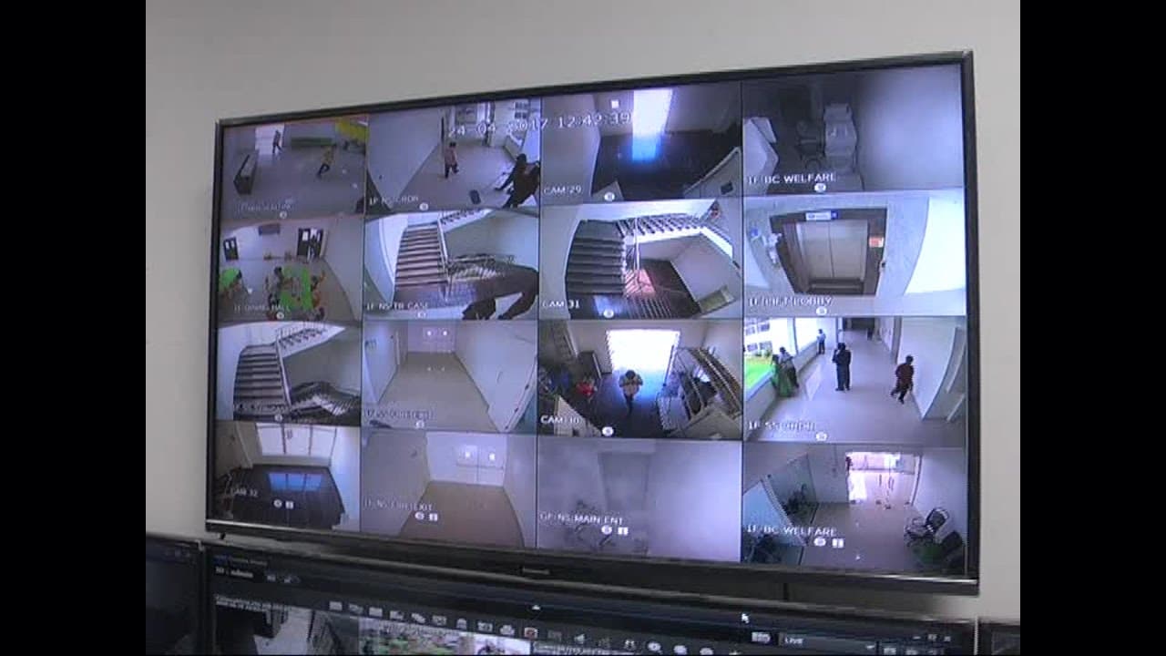 నాలుగో అంతస్తునుండి పడి మహిళ మృతి.. భుజాలపై మోసుకెళ్లి.. నాలుగో అంతస్తునుండి పడి మహిళ మృతి.. భుజాలపై మోసుకెళ్లి..