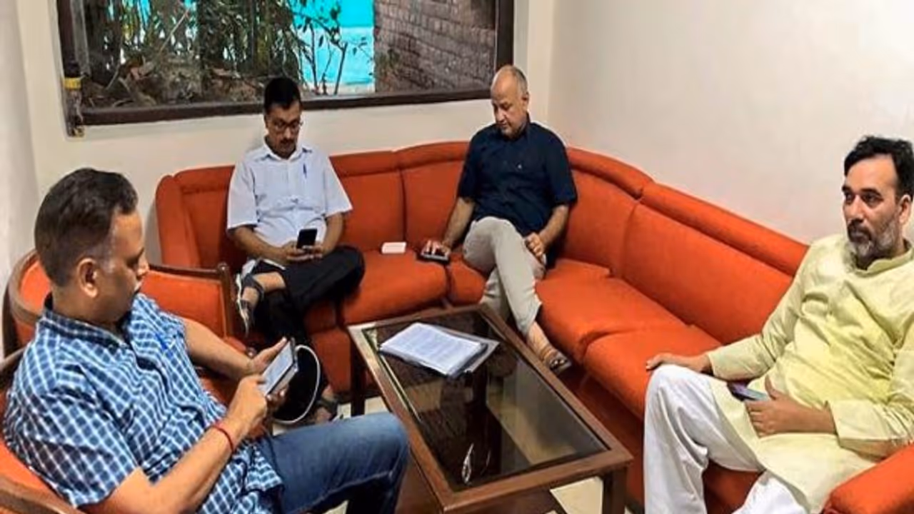 நீங்க பண்றதுக்கு பேரு போராட்டமா..? இது உங்களுக்கே நல்லதா படுதா..? கேஜ்ரிவாலை வெளுத்து வாங்கிய டெல்லி ஹைகோர்ட் நீங்க பண்றதுக்கு பேரு போராட்டமா..? இது உங்களுக்கே நல்லதா படுதா..? கேஜ்ரிவாலை வெளுத்து வாங்கிய டெல்லி ஹைகோர்ட்