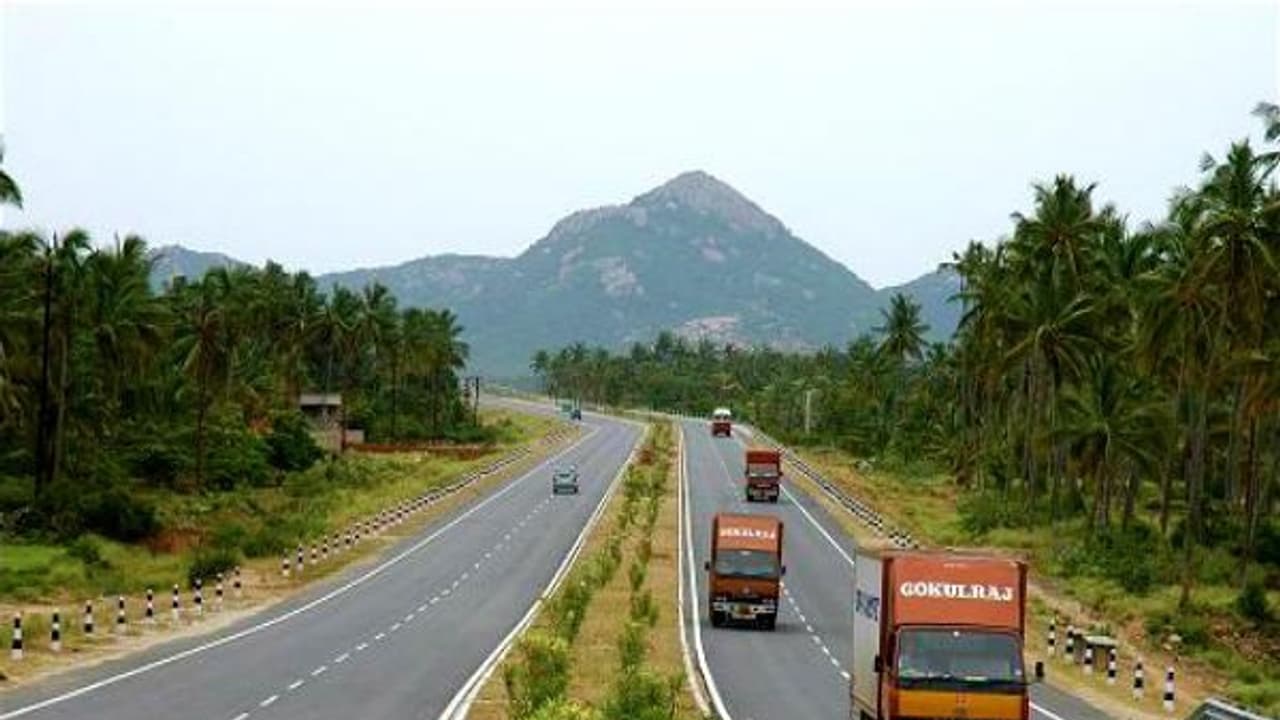 நெடுஞ்சாலை பராமரிப்பு பணிகளை தனியாரிடம் ஒப்படைக்க கூடாது தொழிலாளர்கள் சங்கத்தினர் வலியுறுத்தல்... நெடுஞ்சாலை பராமரிப்பு பணிகளை தனியாரிடம் ஒப்படைக்க கூடாது தொழிலாளர்கள் சங்கத்தினர் வலியுறுத்தல்...