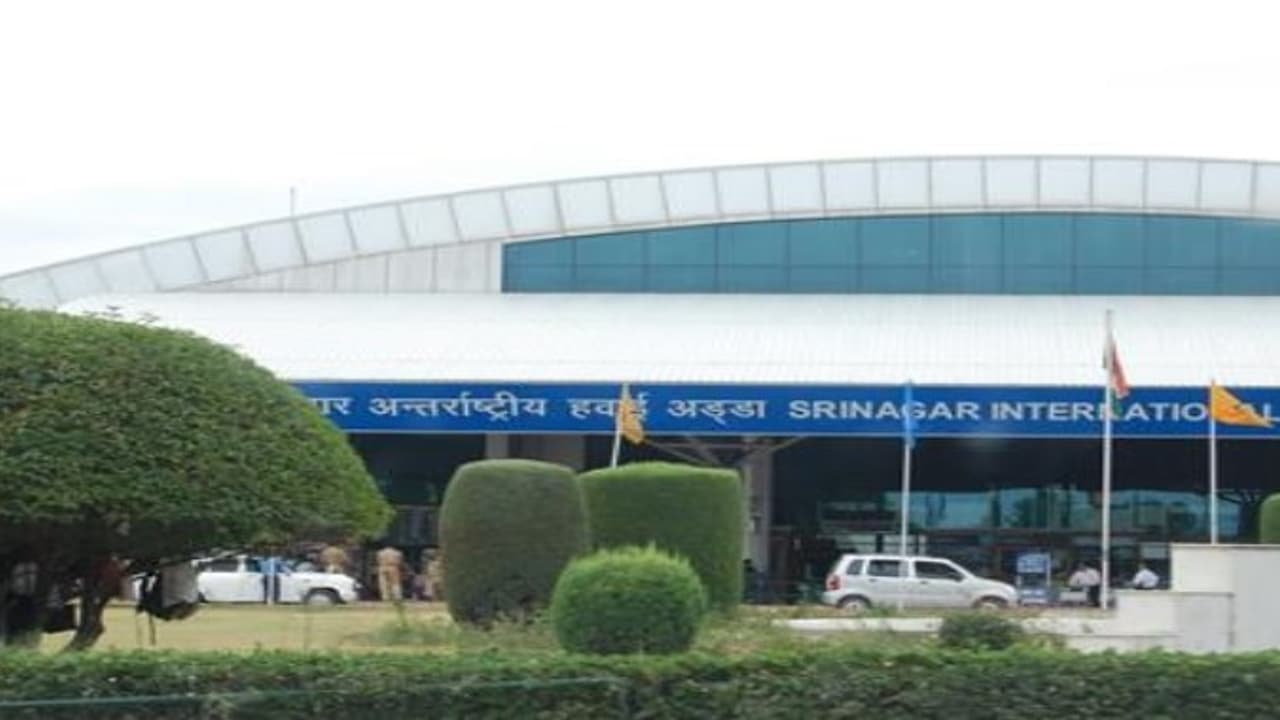 கையெறி குண்டுகளுடன் நுழைந்த ராணுவ வீரர் ஸ்ரீநகர் விமானநிலையத்தில் பரபரப்பு கையெறி குண்டுகளுடன் நுழைந்த ராணுவ வீரர் ஸ்ரீநகர் விமானநிலையத்தில் பரபரப்பு