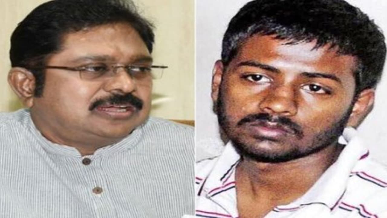 இரட்டை இலை விவகாரத்தில் சுகேஷுக்கு ஜாமீன் மறுப்பு மனுவை தள்ளுபடி செய்தது நீதிமன்றம் இரட்டை இலை விவகாரத்தில் சுகேஷுக்கு ஜாமீன் மறுப்பு மனுவை தள்ளுபடி செய்தது நீதிமன்றம்