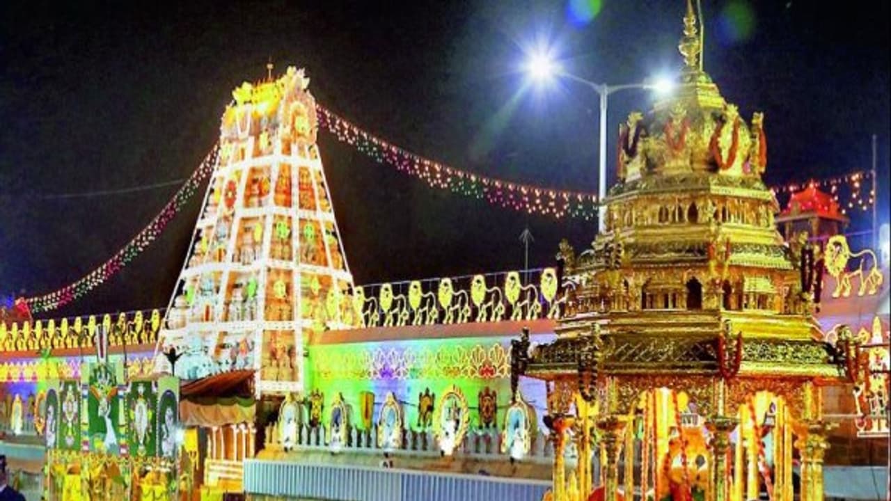 திருப்பதி கோயிலில் ஆங்கிலப் புத்தாண்டுக்கு சிறப்பு தரிசனம் ரத்து திருப்பதி தேவஸ்தானம் அறிவிப்பு திருப்பதி கோயிலில் ஆங்கிலப் புத்தாண்டுக்கு சிறப்பு தரிசனம் ரத்து திருப்பதி தேவஸ்தானம் அறிவிப்பு