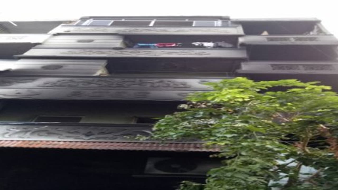 சென்னை அடுக்குமாடி குடியிருப்பில் தீ விபத்து மூச்சுச் திணறி 2 குழந்தைகள் உள்பட 4 பேர் பலி சென்னை அடுக்குமாடி குடியிருப்பில் தீ விபத்து மூச்சுச் திணறி 2 குழந்தைகள் உள்பட 4 பேர் பலி