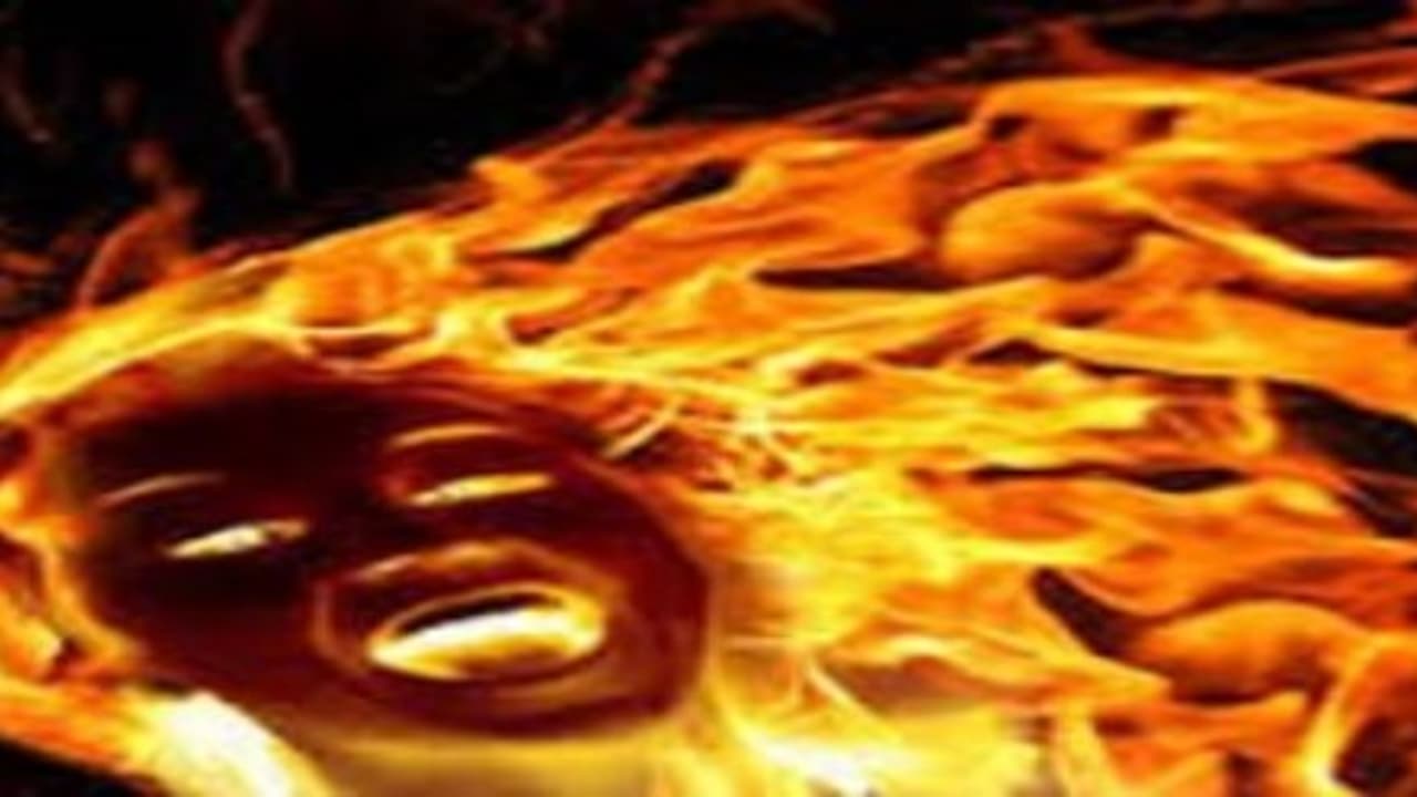 ஆட்சியர் அலுவலகத்தில் பெண் தீக்குளிக்க முயன்றதால் பரபரப்பு… ஆட்சியர் அலுவலகத்தில் பெண் தீக்குளிக்க முயன்றதால் பரபரப்பு…