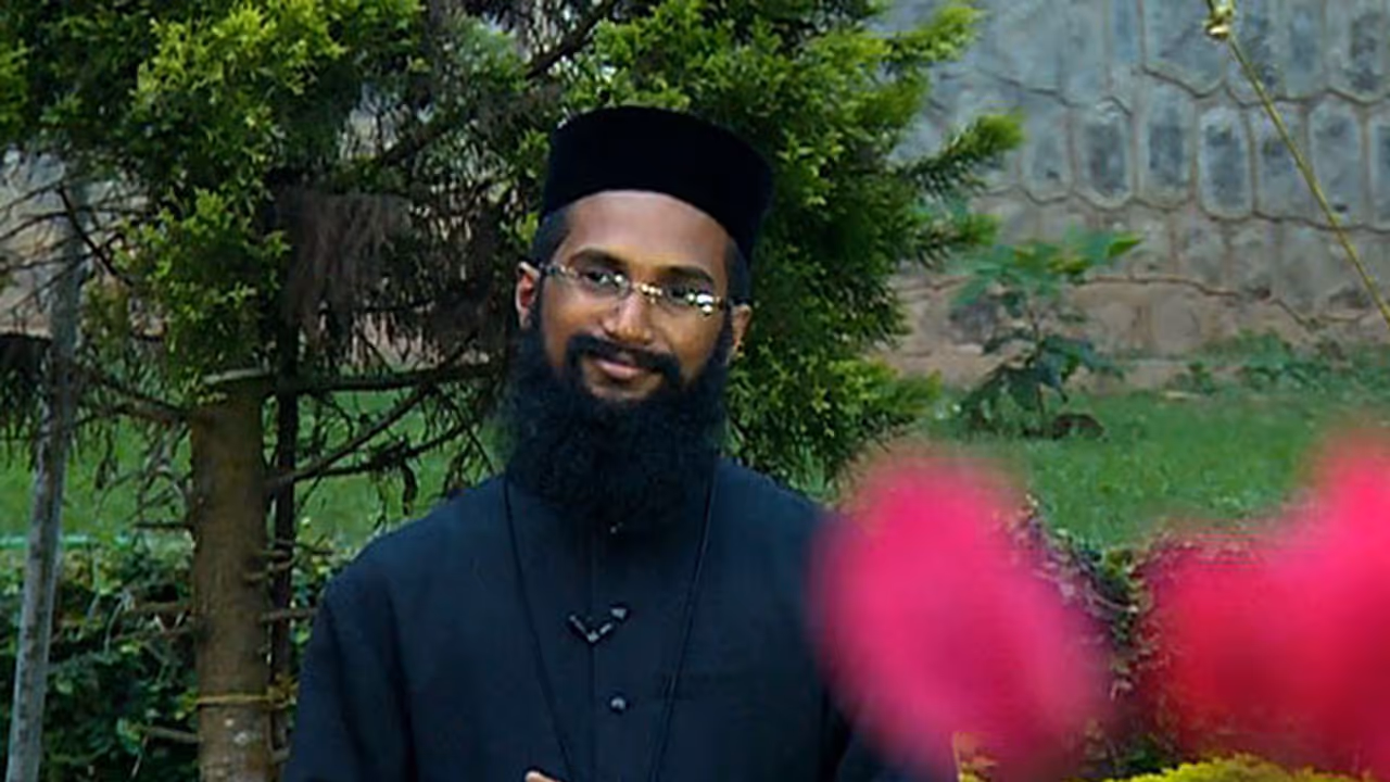 മാപ്പിളപ്പാട്ട് പാടി സോഷ്യല്‍ മീഡിയയില്‍ താരമായി വൈദികന്‍