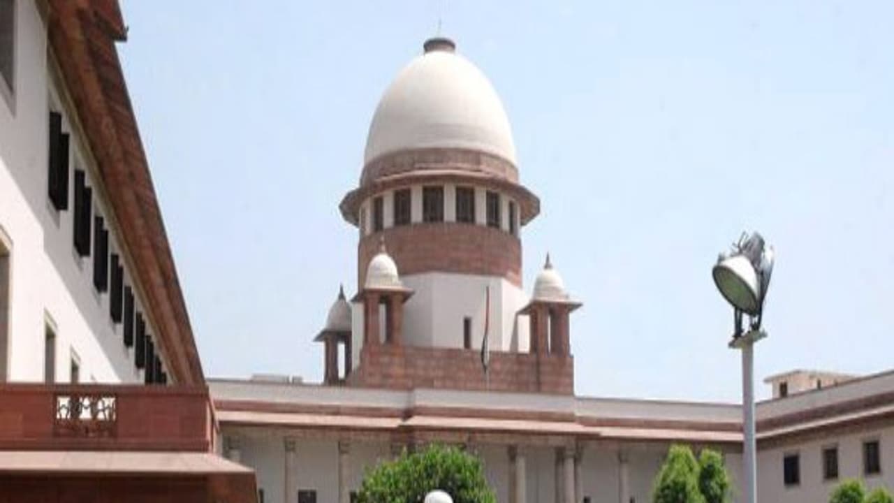 நடிகை பிரியா வாரியார் மீது நடவடிக்கை எடுக்க தடை! உச்சநீதிமன்றம் உத்தரவு! நடிகை பிரியா வாரியார் மீது நடவடிக்கை எடுக்க தடை! உச்சநீதிமன்றம் உத்தரவு!