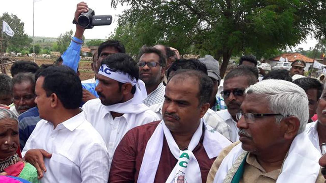 ఇండ్లు లేవు, బాత్రూములు కూడా లేవు సారూ ఇండ్లు లేవు, బాత్రూములు కూడా లేవు సారూ