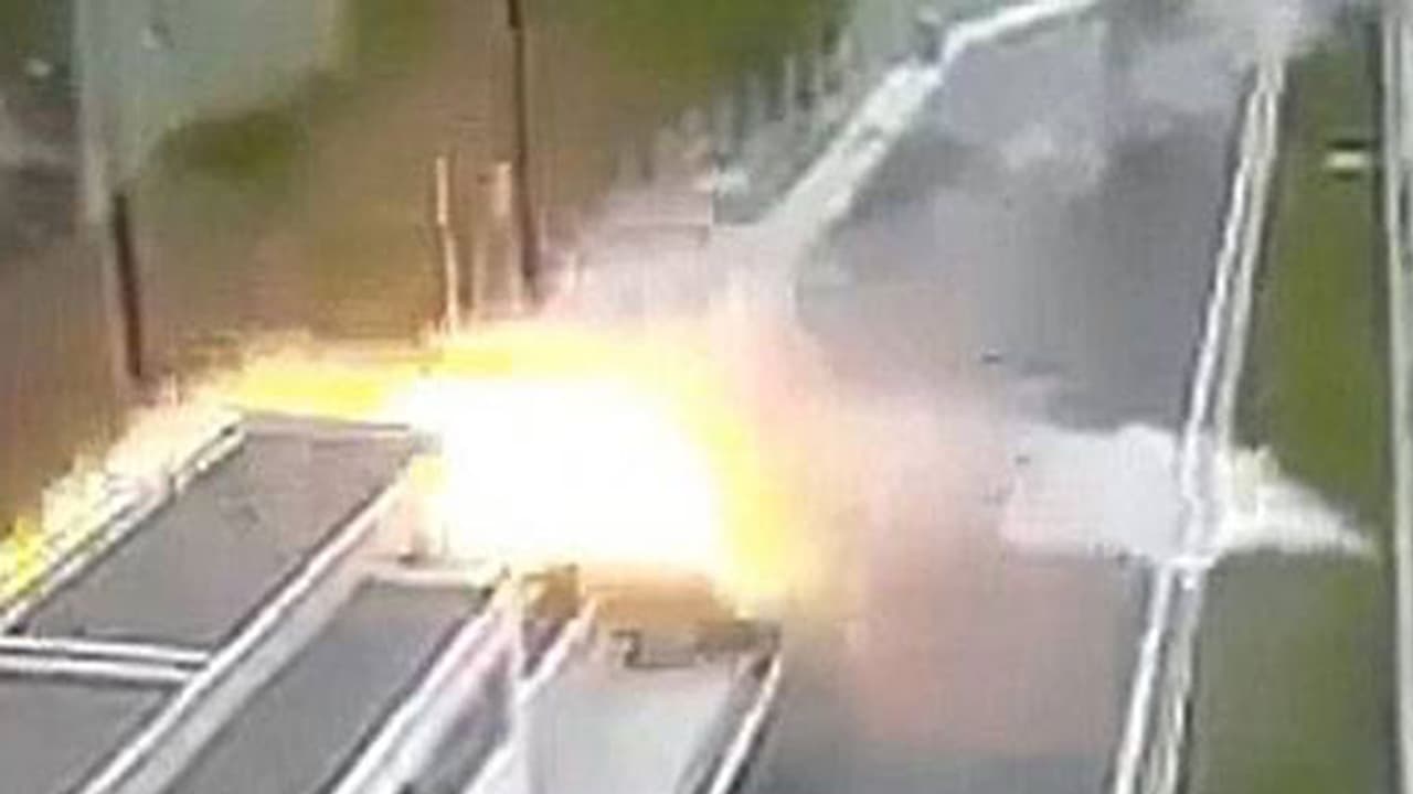 നിയന്ത്രണം വിട്ട പോര്‍ഷെ കാര്‍ ഇടിച്ച് പാര്‍ക്ക് ചെയ്ത കാര്‍ പൊട്ടിത്തെറിച്ചു