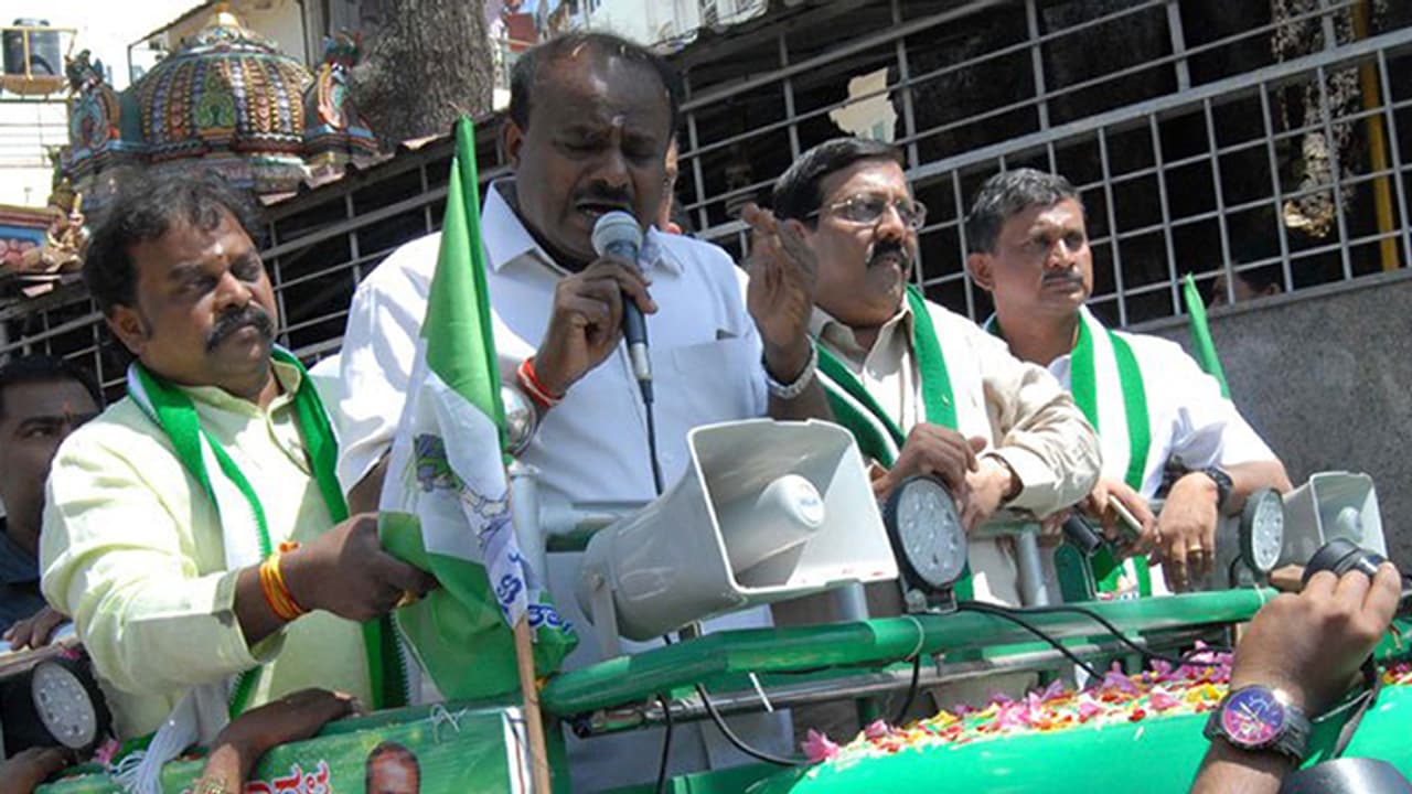 2 ಕ್ಷೇತ್ರಗಳಲ್ಲಿ ಸ್ಪರ್ಧೆ ಮಾಡಲಿದ್ದಾರೆ ಎಚ್’ಡಿ ಕುಮಾರಸ್ವಾಮಿ 2 ಕ್ಷೇತ್ರಗಳಲ್ಲಿ ಸ್ಪರ್ಧೆ ಮಾಡಲಿದ್ದಾರೆ ಎಚ್’ಡಿ ಕುಮಾರಸ್ವಾಮಿ