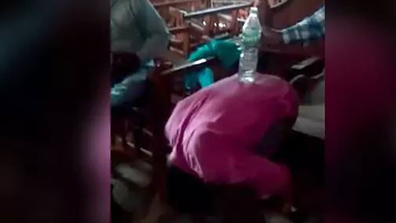 ബിജെപി നേതാവ് പിതാവിനെ അപമാനിച്ചു; മനം നൊന്ത് കോളജ് വിദ്യാർഥിനി ജീവനൊടുക്കാൻ ശ്രമിച്ചു ബിജെപി നേതാവ് പിതാവിനെ അപമാനിച്ചു; മനം നൊന്ത് കോളജ് വിദ്യാർഥിനി ജീവനൊടുക്കാൻ ശ്രമിച്ചു