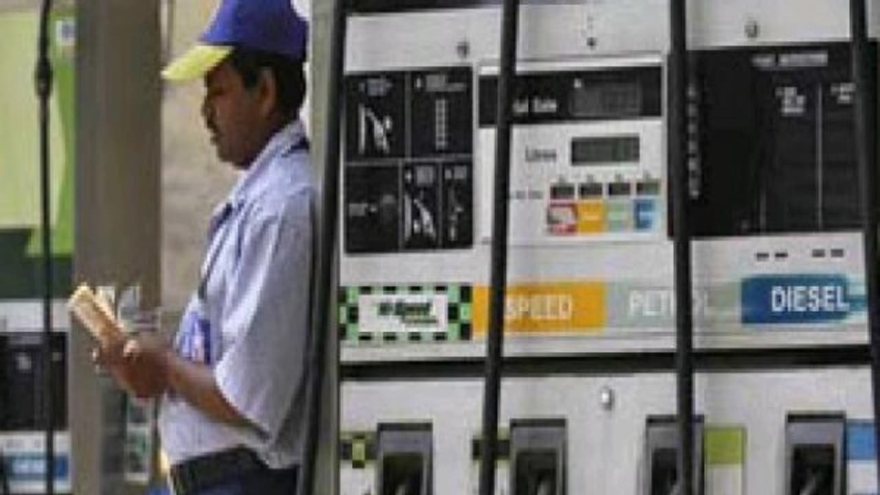 பெட்ரோல் டீசல் விலை சற்று குறைவு...! வெயிட் வெயிட்...பைசா அளவில் தான் குறைந்துள்ளது ..! பெட்ரோல் டீசல் விலை சற்று குறைவு...! வெயிட் வெயிட்...பைசா அளவில் தான் குறைந்துள்ளது ..!