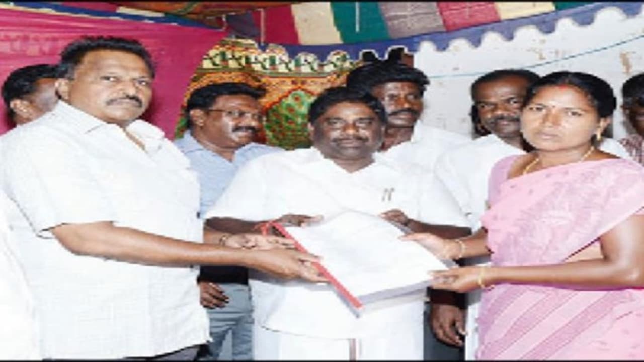 மழை வெள்ளத்தால் வீடுகளை இழந்த 200 பேருக்கு வீடு கட்ட ஆணை; ஒட்டப்பிடாரம் எம்.எல்.ஏ வழங்கினார்… மழை வெள்ளத்தால் வீடுகளை இழந்த 200 பேருக்கு வீடு கட்ட ஆணை; ஒட்டப்பிடாரம் எம்.எல்.ஏ வழங்கினார்…