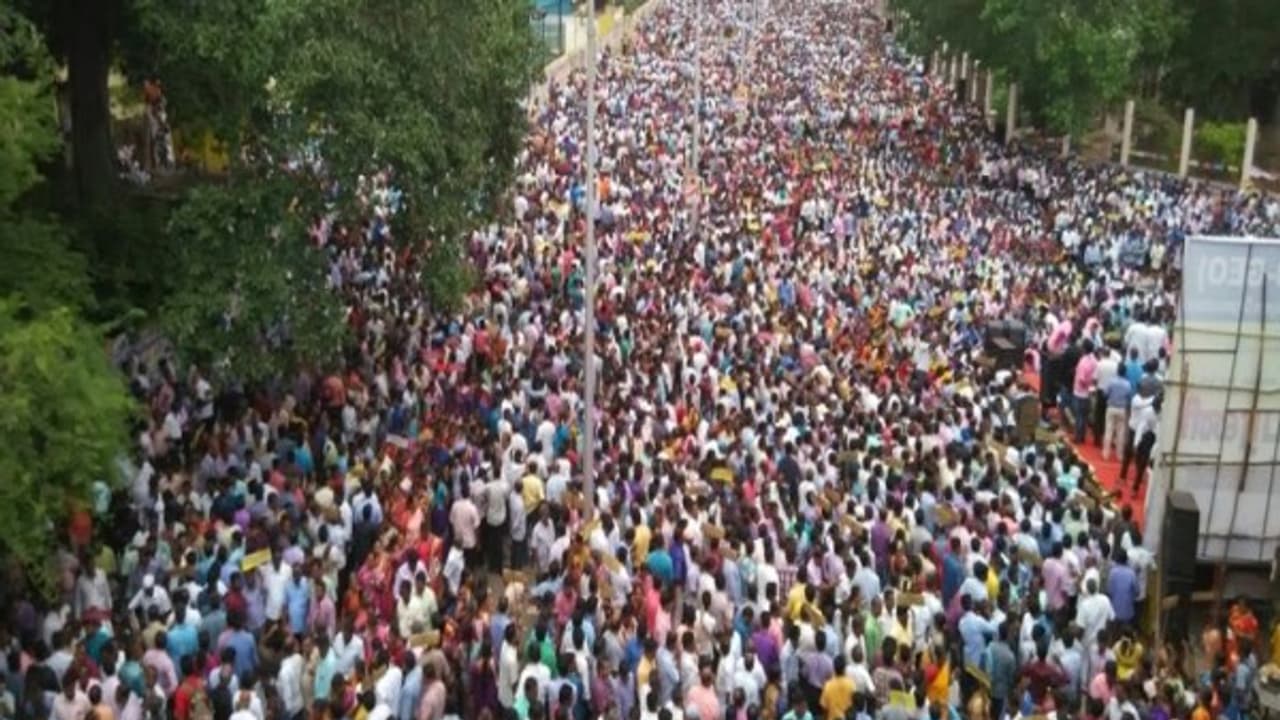 ஆர்ப்பாட்டத்தில் குதித்த அரசு ஊழியர்கள் வரும் 22 ந்தேதி வேலை நிறுத்த அறிவிப்பு!! ஆர்ப்பாட்டத்தில் குதித்த அரசு ஊழியர்கள் வரும் 22 ந்தேதி வேலை நிறுத்த அறிவிப்பு!!