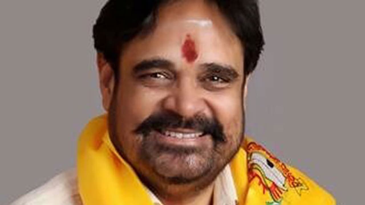 వంశపారంపర్య అర్చకత్వం... చంద్రబాబు నిర్ణయమే కాపీ...: వేమూరి ఆనందసూర్య వంశపారంపర్య అర్చకత్వం... చంద్రబాబు నిర్ణయమే కాపీ...: వేమూరి ఆనందసూర్య