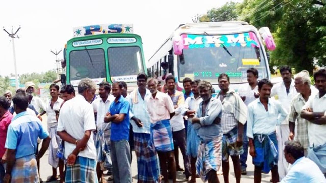 நெல்லுக்கு உடனடியாக விலை போட வலியுறுத்தி திருவண்ணாமலையில் விவசாயிகள் சாலை மறியல்... நெல்லுக்கு உடனடியாக விலை போட வலியுறுத்தி திருவண்ணாமலையில் விவசாயிகள் சாலை மறியல்...