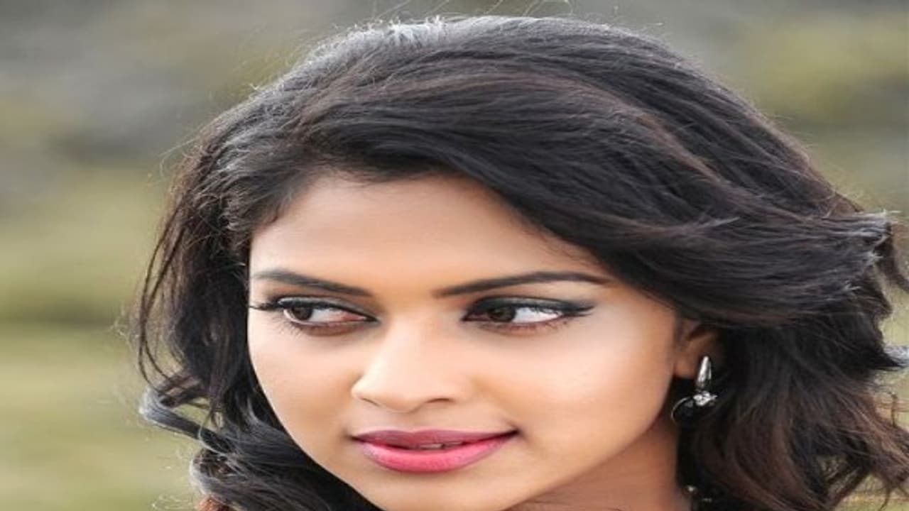 பெரும் சிக்கலில் பிரபல நடிகை அமலாபால்..! 7 ஆண்டு சிறைத்தண்டனையா..!? பெரும் சிக்கலில் பிரபல நடிகை அமலாபால்..! 7 ஆண்டு சிறைத்தண்டனையா..!?