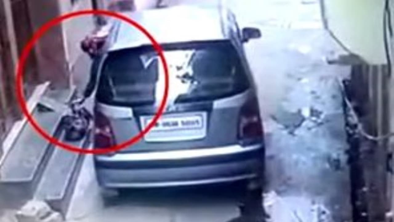 காரில் இருந்து "பச்சிளம் குழந்தையை கீழே போடும் பெண்..! கொடுமையின் உச்சத்தை நீங்களே பாருங்கள்..! காரில் இருந்து "பச்சிளம் குழந்தையை கீழே போடும் பெண்..! கொடுமையின் உச்சத்தை நீங்களே பாருங்கள்..!