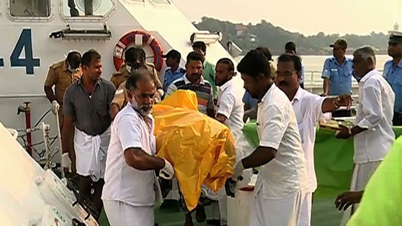 ഓഖി ദുരന്തം: ഇനിയും തിരിച്ചറിയാത്ത മൃതദേഹങ്ങളുടെ സംസ്കാരം ഒരാഴ്ചയ്ക്ക് ശേഷം ഓഖി ദുരന്തം: ഇനിയും തിരിച്ചറിയാത്ത മൃതദേഹങ്ങളുടെ സംസ്കാരം ഒരാഴ്ചയ്ക്ക് ശേഷം