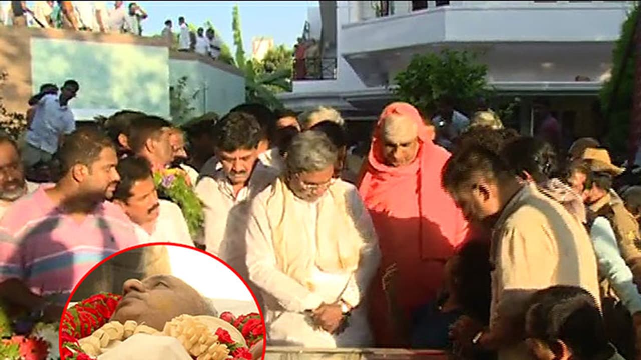 ಹುಟ್ಟೂರು ತಲುಪಿದ ಸಚಿವರ ಪಾರ್ಥಿವ ಶರೀರ: ಇಂದು ಮಧ್ಯಾಹ್ನದ ತನಕ ಅಂತಿಮ ದರ್ಶನಕ್ಕೆ ವ್ಯವಸ್ಥೆ ಹುಟ್ಟೂರು ತಲುಪಿದ ಸಚಿವರ ಪಾರ್ಥಿವ ಶರೀರ: ಇಂದು ಮಧ್ಯಾಹ್ನದ ತನಕ ಅಂತಿಮ ದರ್ಶನಕ್ಕೆ ವ್ಯವಸ್ಥೆ