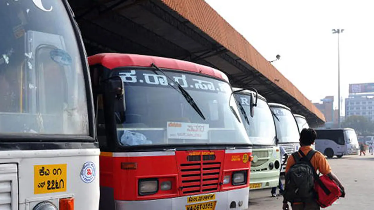 ಕರ್ನಾಟಕದಲ್ಲಿ ನಿಲ್ಲದ ಸಾರಿಗೆ ಮುಷ್ಕರ; ಖಾಸಗಿ ಬಸ್ ಮಾಲೀಕರಿಂದ ಸುಲಿಗೆ! ಕರ್ನಾಟಕದಲ್ಲಿ ನಿಲ್ಲದ ಸಾರಿಗೆ ಮುಷ್ಕರ; ಖಾಸಗಿ ಬಸ್ ಮಾಲೀಕರಿಂದ ಸುಲಿಗೆ!