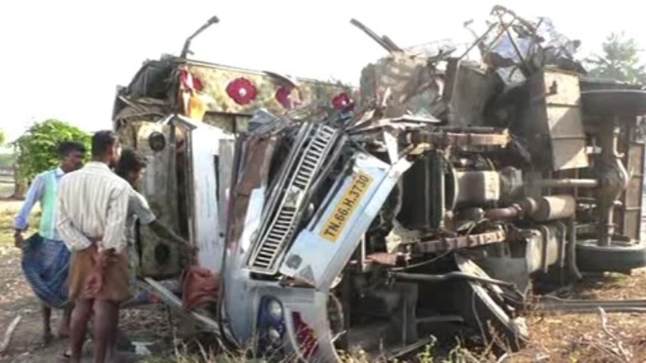 திருச்சியில் பயங்கர விபத்து : ஒரே குடும்பத்தை சேர்ந்த 3 பேர் உயிரிழப்பு திருச்சியில் பயங்கர விபத்து : ஒரே குடும்பத்தை சேர்ந்த 3 பேர் உயிரிழப்பு