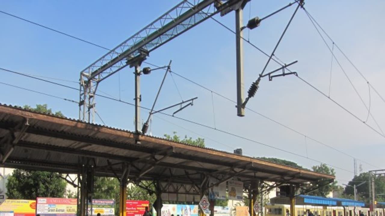 தண்டவாளத்தில் மது அருந்திய மாணவர்கள் மீது ரயில் மோதி விபத்து; 3 பேர் உயிரிழப்பு தண்டவாளத்தில் மது அருந்திய மாணவர்கள் மீது ரயில் மோதி விபத்து; 3 பேர் உயிரிழப்பு