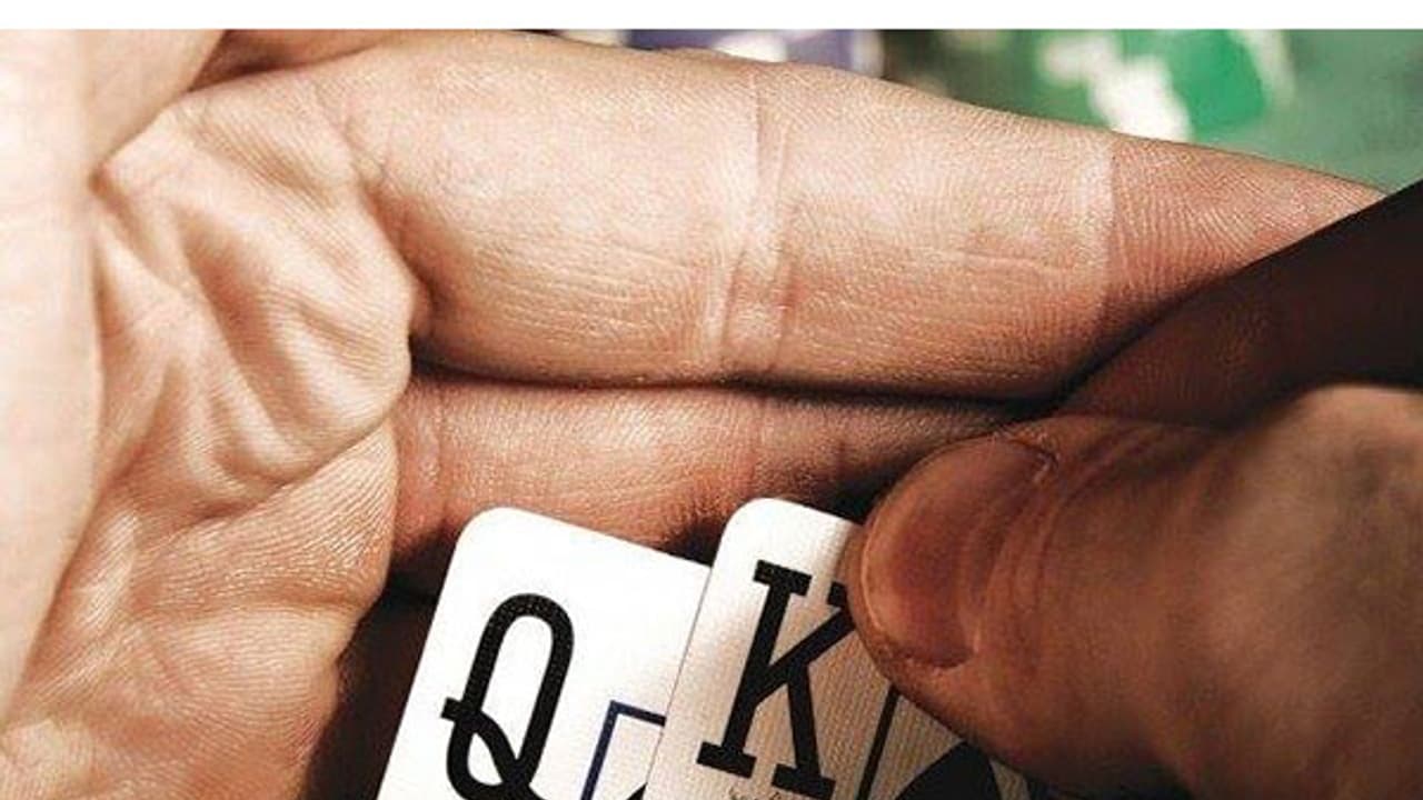 మహాభారతం రిపీట్: జూదంలో భార్యను ఒడ్డి.. ఓడిన భర్త. మహాభారతం రిపీట్: జూదంలో భార్యను ఒడ్డి.. ఓడిన భర్త.