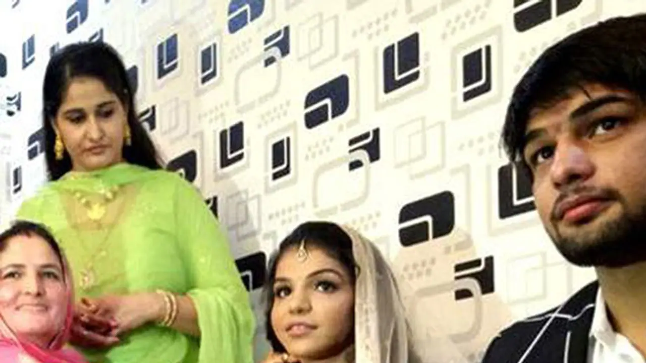 Olympic hero Sakshi Malik exchanges rings with wrestler boyfriend Olympic hero Sakshi Malik exchanges rings with wrestler boyfriend