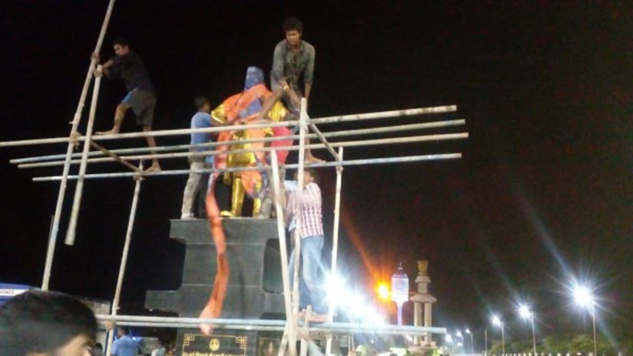 சிவாஜி சிலை அதிரடியாக அகற்றம்… மெரீனாவில் இருந்து நள்ளிரவில் எடுத்துச் சென்ற தமிழக அரசு சிவாஜி சிலை அதிரடியாக அகற்றம்… மெரீனாவில் இருந்து நள்ளிரவில் எடுத்துச் சென்ற தமிழக அரசு