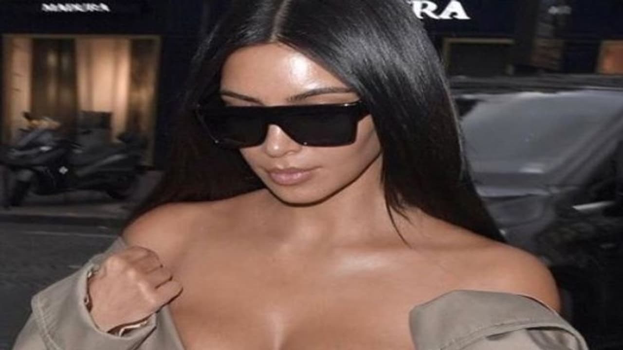 மேலாடை அணியாமல் பிளாஸ்டிக் கவரை அணிந்து வந்த பிரபலம்..! மேலாடை அணியாமல் பிளாஸ்டிக் கவரை அணிந்து வந்த பிரபலம்..!