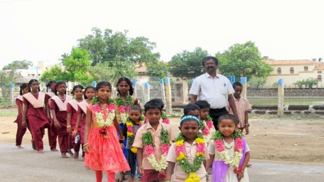 மாலை மரியாதையுடன் பிள்ளைகளை வரவேற்ற பள்ளி நிர்வாகம்…! எங்கு தெரியுமா..? மாலை மரியாதையுடன் பிள்ளைகளை வரவேற்ற பள்ளி நிர்வாகம்…! எங்கு தெரியுமா..?